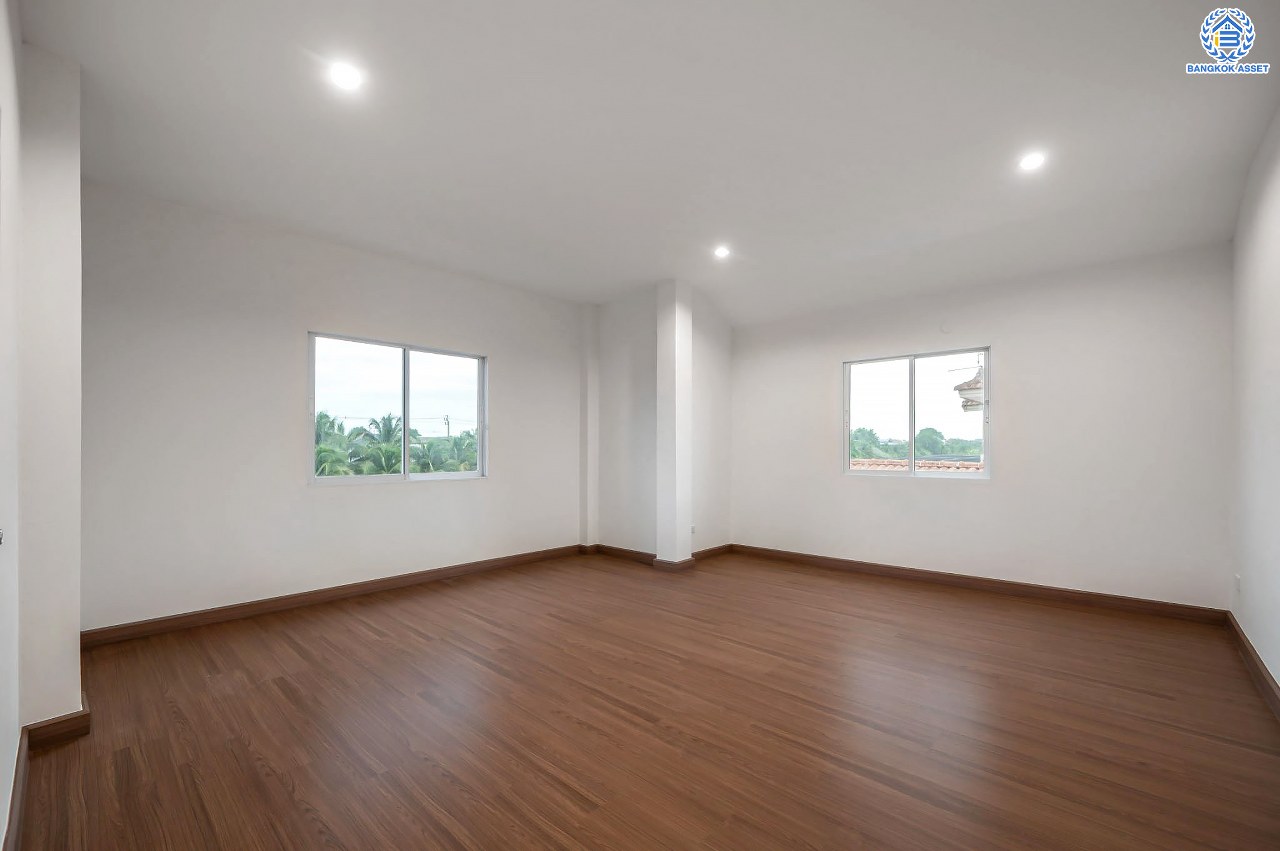 บ้านมือสองตกแต่งใหม่ โครงการ นาราภิรมย์ พุทธมณฑลสาย3 ตกแต่งหรูหรา เนื้อที่ 100 ตร.ว. พื้นที่ใช้สอย 218.73 ตร.ม. ฟังก์ชัน 3 ห้องนอน 4 ห้องน้ำ 1 ห้องแม่บ้าน จอดรถได้ 2 คัน บนทำเลเชื่อมต่อเมือง ใกล้เซ็นทรัลศาลายา, เดอะมอลล์บางแค และทางคู่ขนานลอยฟ้าบรมราชชนนี รายล้อมด้วยสิ่งอำนวยความสะดวกครบ